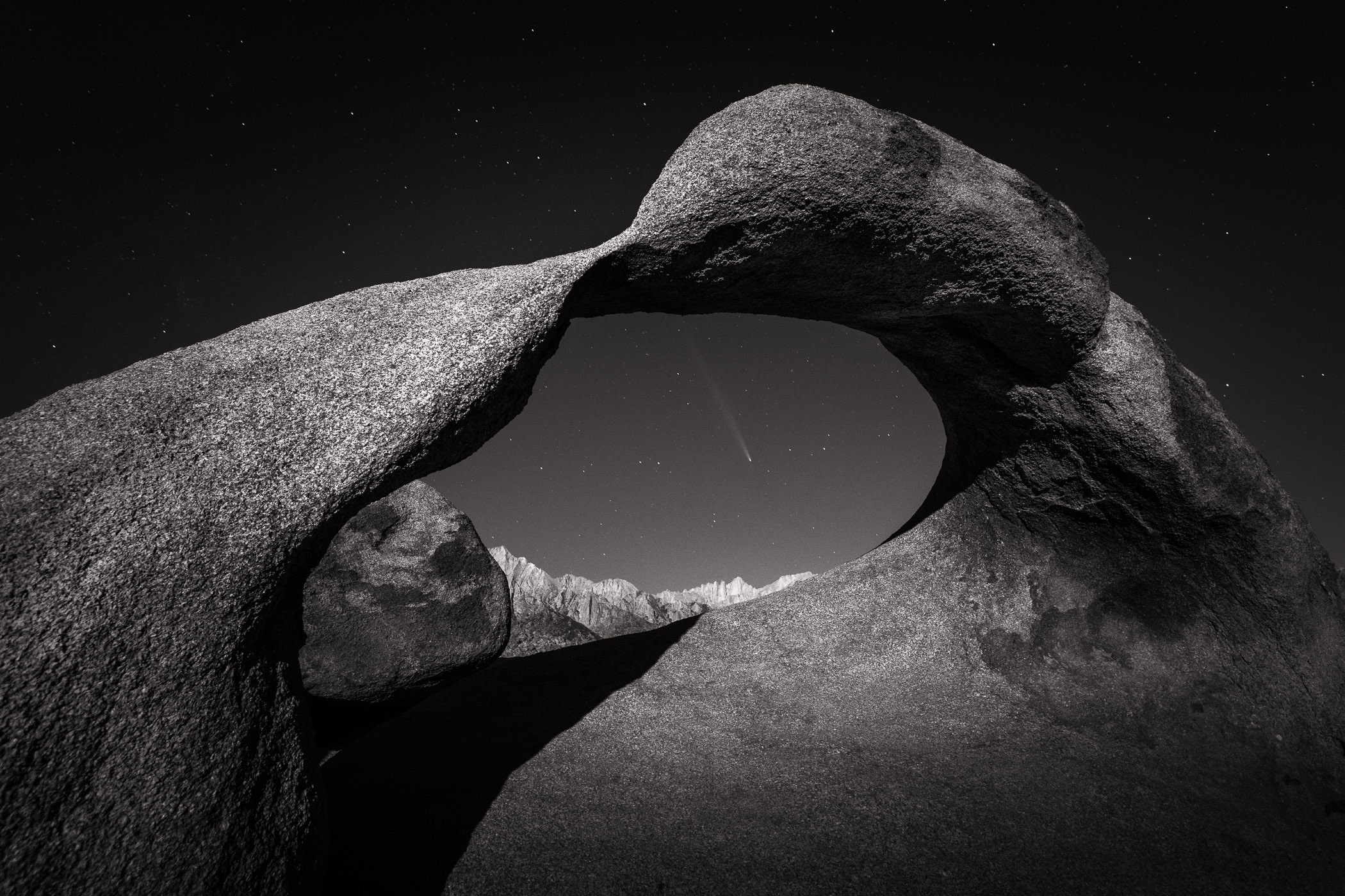 Tsuchinshan-ATLAS Comet and Mobius Arch